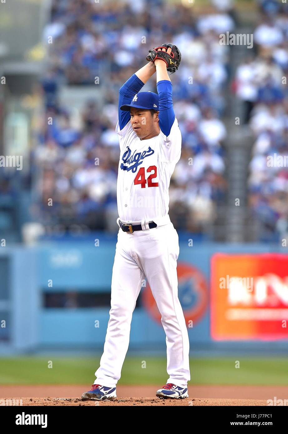 Kenta Maeda (Dodgers), 15 de abril de 2017 - MLB : Los Angeles Dodgers  lanzador abridor Kenta Maeda lleva el número 42 en honor de Jackie Robinson  día durante el partido de