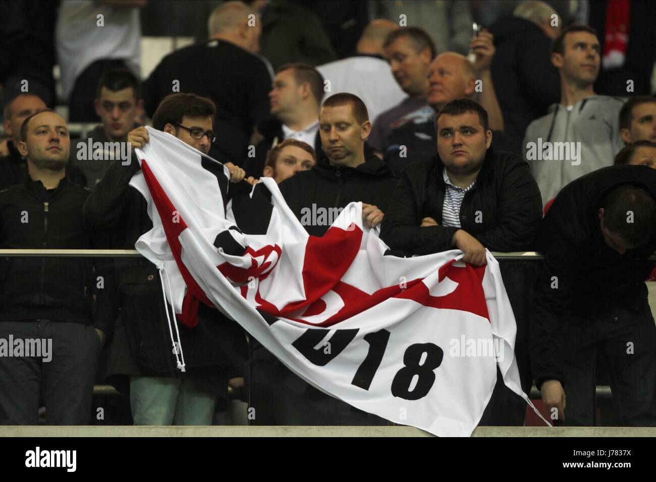 Inglaterra FANS retirar las banderas de Polonia e Inglaterra en el Estadio Nacional de Varsovia, Polonia el 16 de octubre de 2012 Foto de stock