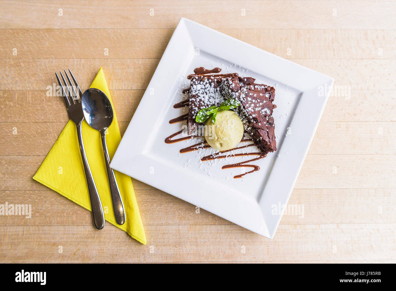 Brownies de chocolate con helado de vainilla; budín dulce; restaurante; interior; Alimentos; indulgencia; Lujo; lujoso; Tratamiento;; plato apetitoso. Foto de stock