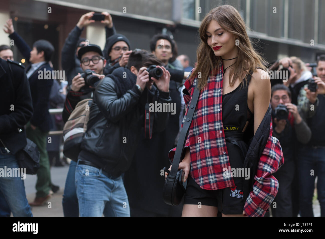 Modelo Elizabeth gracia rodeada por fotógrafos después de Dolce y Gabbana  show durante la Semana de la moda de Milán Otoño/Invierno 2017 Fotografía  de stock - Alamy