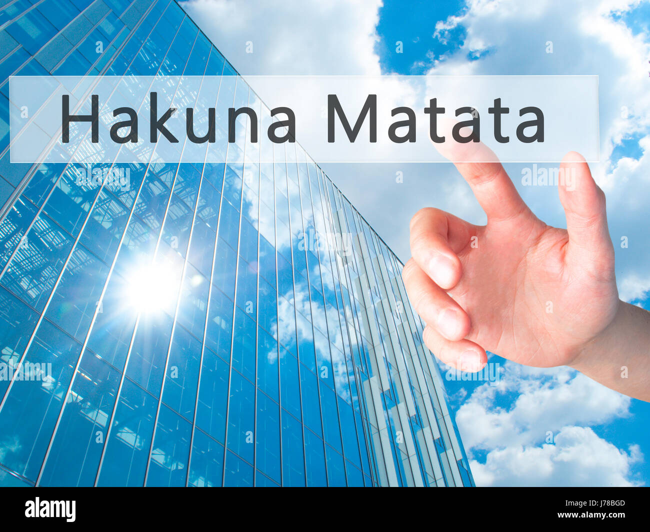 Hakuna Matata (frase swahili significa sin preocupaciones) - Mano pulsando un botón de fondo borroso concepto . Negocios, tecnología, internet concepto. St Foto de stock