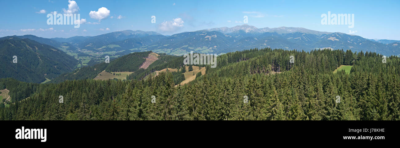 Vista panorámica de montañas boscosas y los Alpes Seckauer. Foto de stock