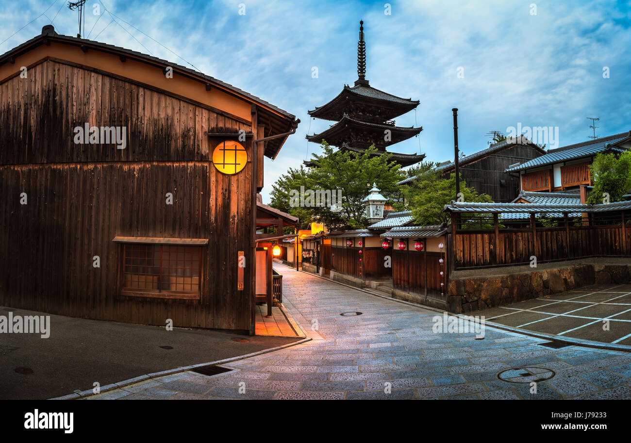 Yasaka Pagoda y Sannen Zaka Street en la mañana, Gion, Kioto, Japón Foto de stock