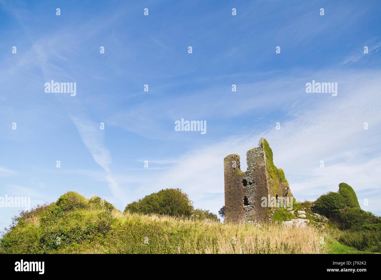 Las ruinas del castillo de Dunhill castillo en un día de verano en Irlanda Foto de stock