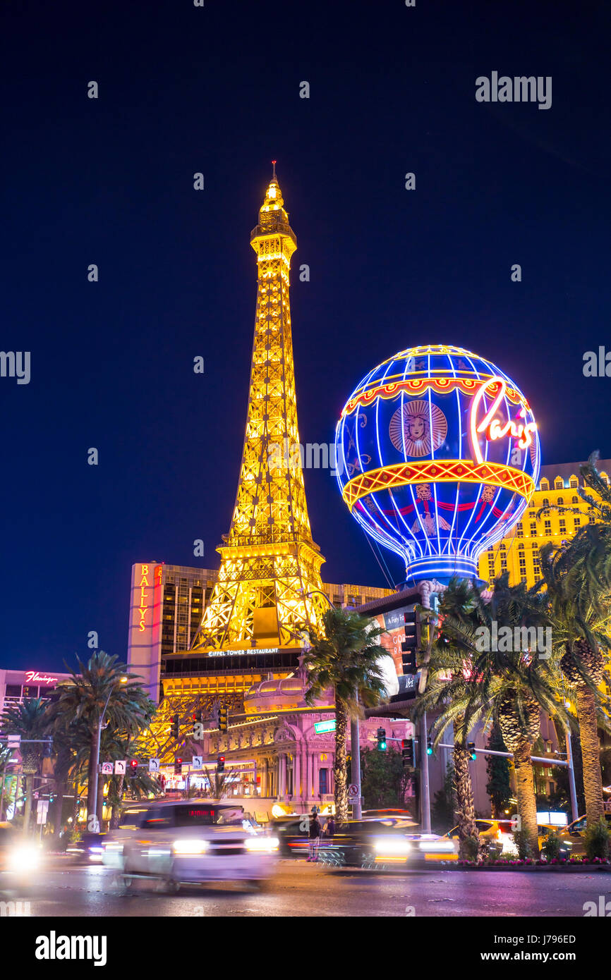 LAS VEGAS, Nevada - Mayo 17, 2017: Las Vegas boulevard iluminado en la noche con hoteles y resorts casinos en vista. Foto de stock