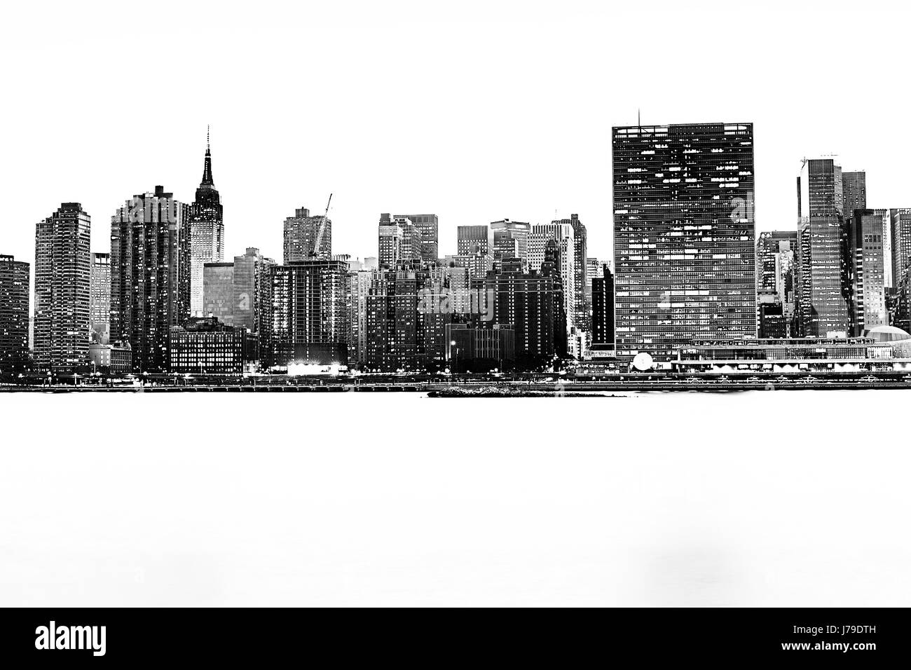 Paseo marítimo de la ciudad de Nueva York. Vistas al Empire State Building, el edificio de la ONU en blanco y negro Foto de stock