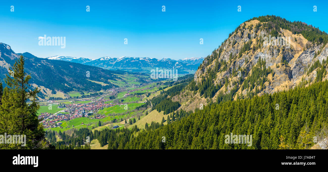 Panorama ins Ostrachtal mit Bad Oberdorf, Bad Hindelang, und Hirschberg, 1456m, Oberallgaeu, Allgaeu, Schwaben, Bayern, Deutschland, Europa Foto de stock