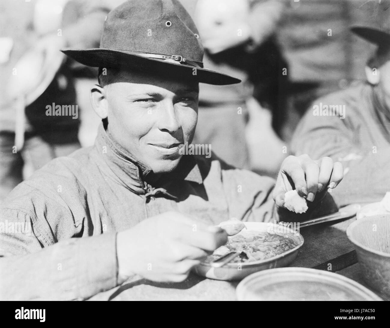 Soldado del Ejército de EE.UU. comer durante la Segunda Guerra Mundial. Foto de stock