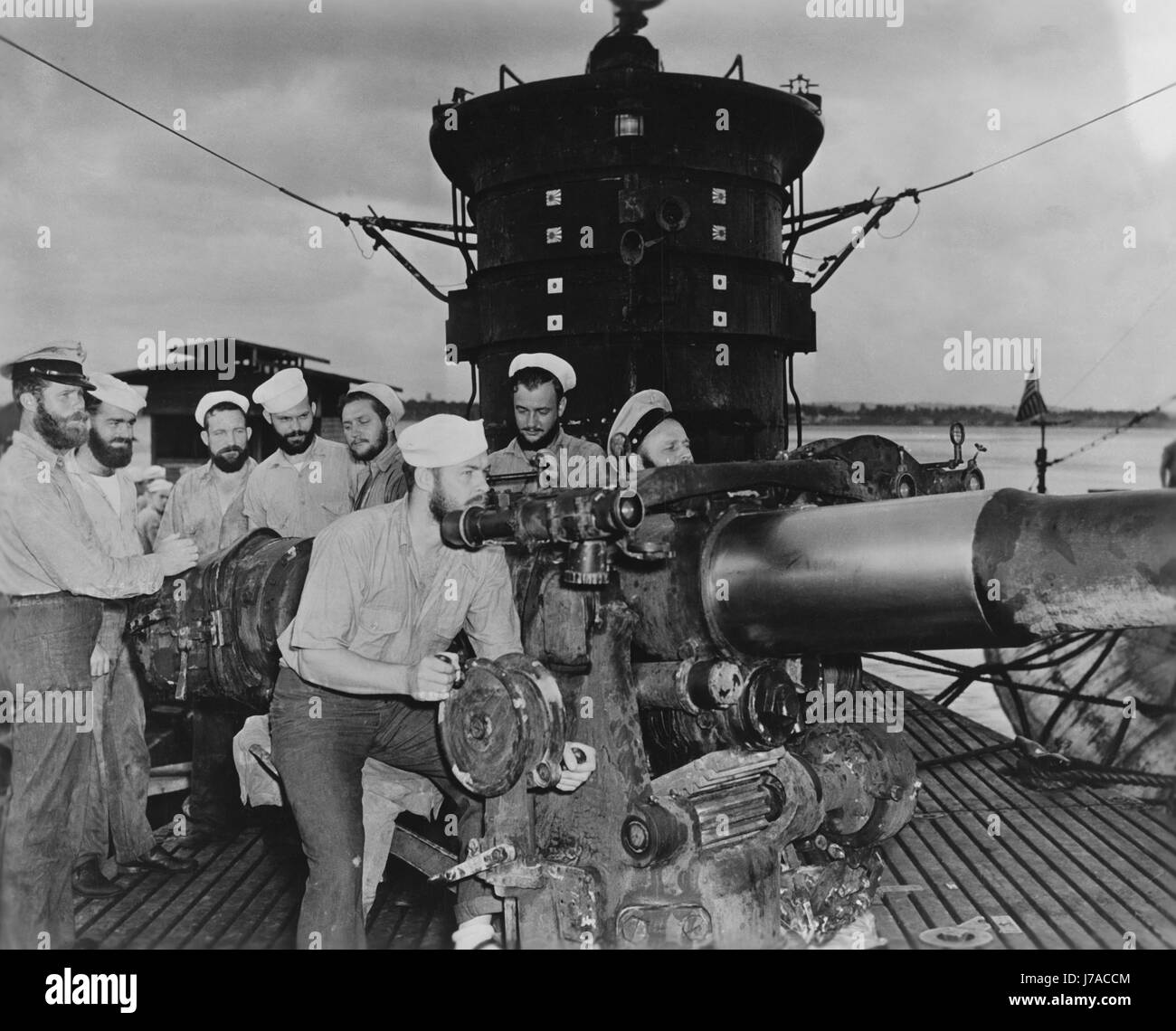 Los miembros de la tripulación a bordo del USS S-44 de la tripulación del submarino calibre 4/50 deck gun, 1943. Foto de stock