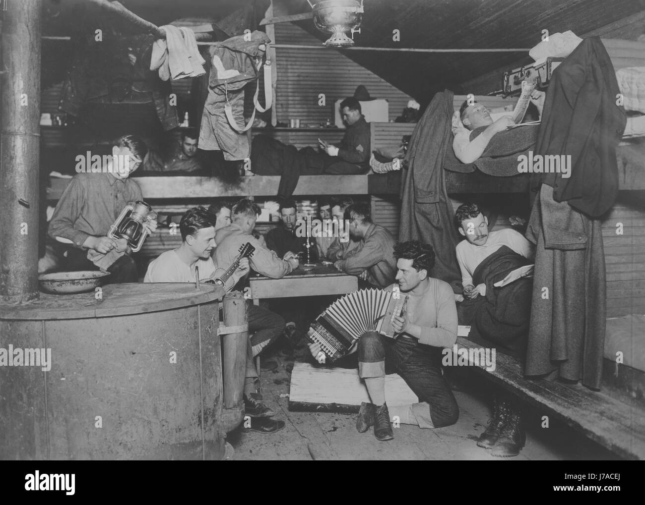 Cuerpo de Señales del Ejército de los Estados Unidos encargados de la música en un campamento maderero bunkhouse, 1918. Foto de stock