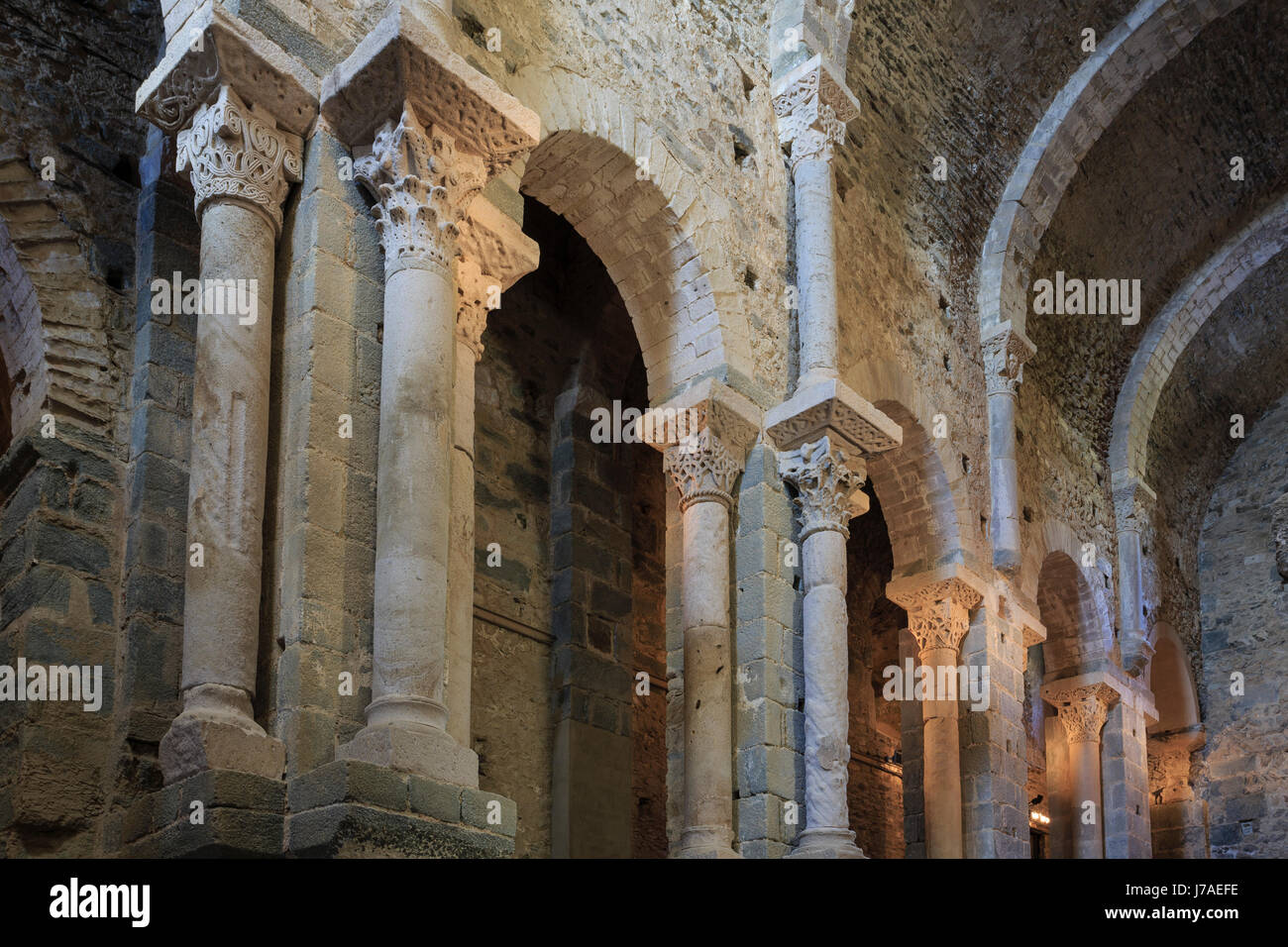 España, Cataluña, Costa Brava, el Port de la Selva, Monasterio de Sant Pere de Rodes, capiteles de la nave Foto de stock