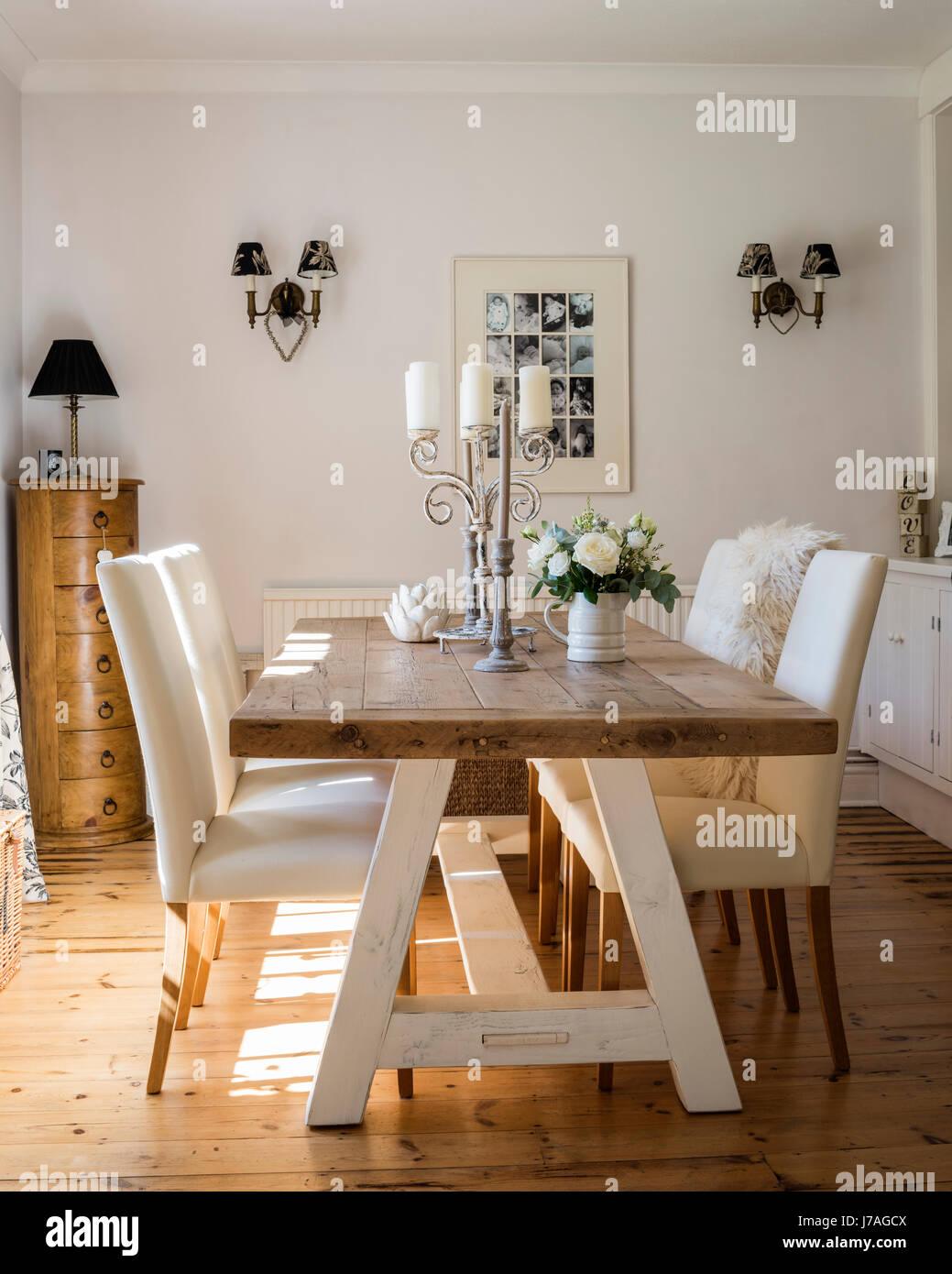 Mesa de caballete de madera fotografías e de alta resolución - Alamy