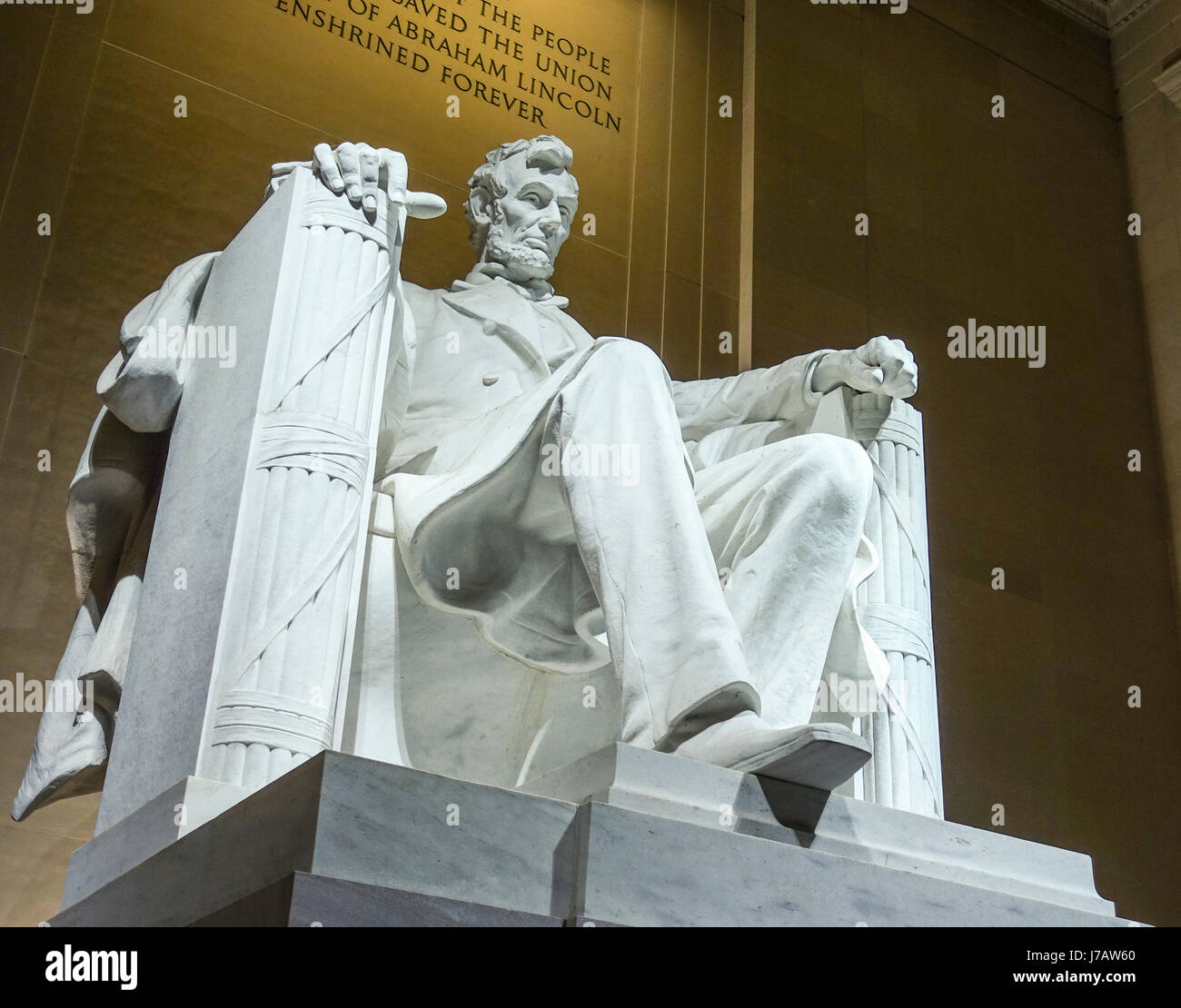 La estatua de Abraham Lincoln sentado en una silla en el Lincoln Memorial en Washington