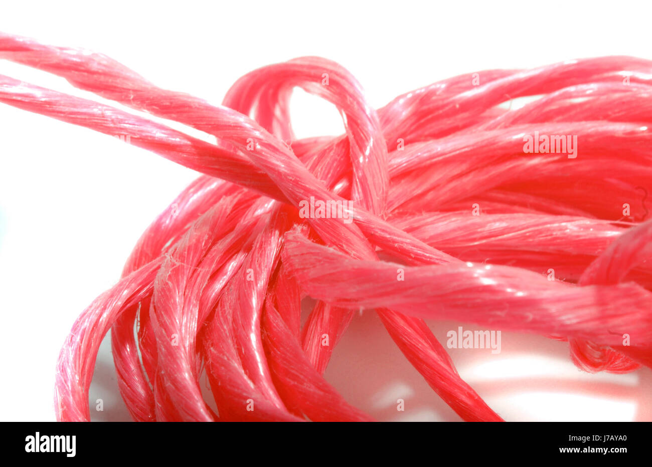 Rocío hogar cable desenrollado cuerda roja cadena de hilo azul cerca de macro macro Foto de stock