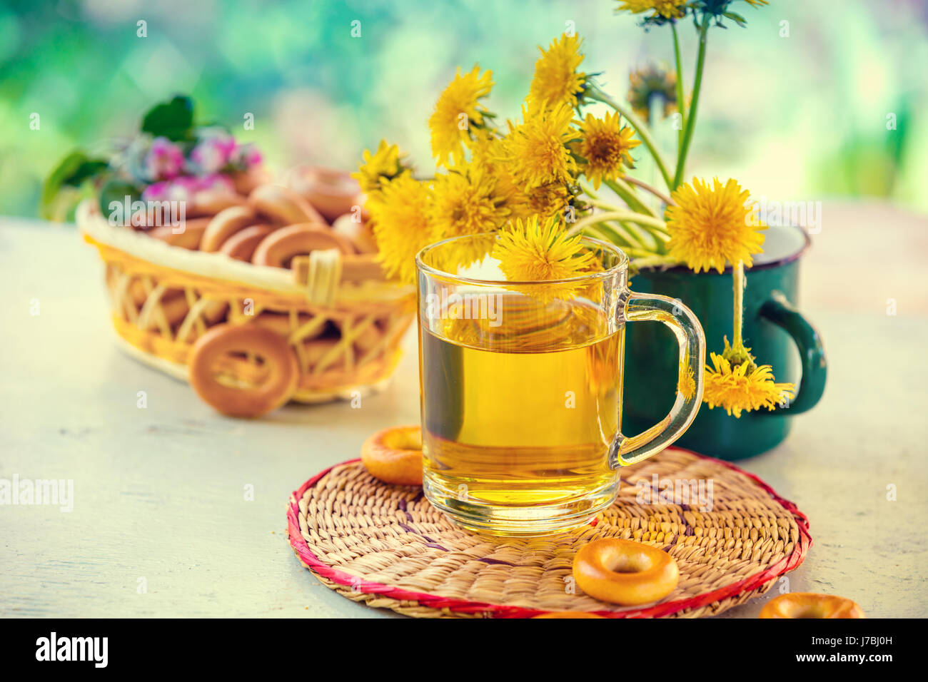 Una taza de té de hierbas diente de león sobre una plancha de madera ta  Fotografía de stock - Alamy