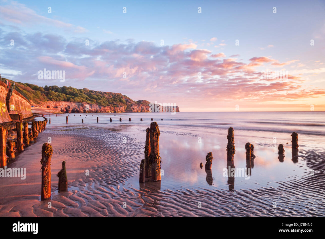 Un hermoso amanecer en la playa de Sandsend, Whitby, North Yorkshire, Inglaterra, Reino Unido. Foto de stock