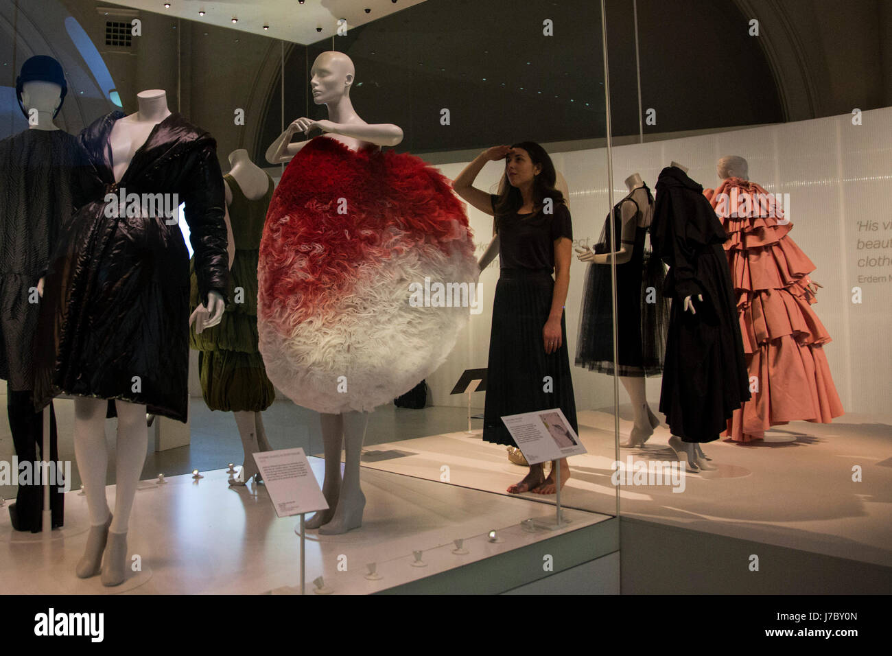 Londres, Reino Unido. 24 de mayo de 2017. Un empleado del museo Balenciaga  mira el cuerpo inspirado por Hussein Chalayan vestido de oscurecimiento. El  V&A Museum presenta la exposición Balenciaga: Conformación de