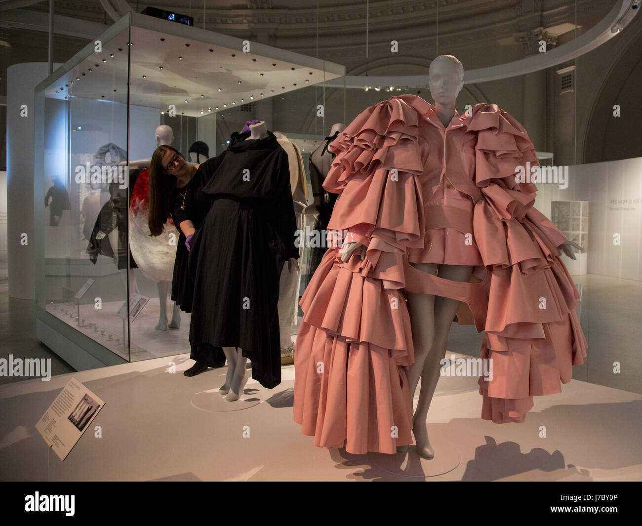 Londres, Reino Unido. 24 de mayo de 2017. En la parte delantera de la mujer  inspirados en Balenciaga ensemble, vestido de cuero de poliuretano por Rei  Kawakubo de Comme des Garcons, Tokio,