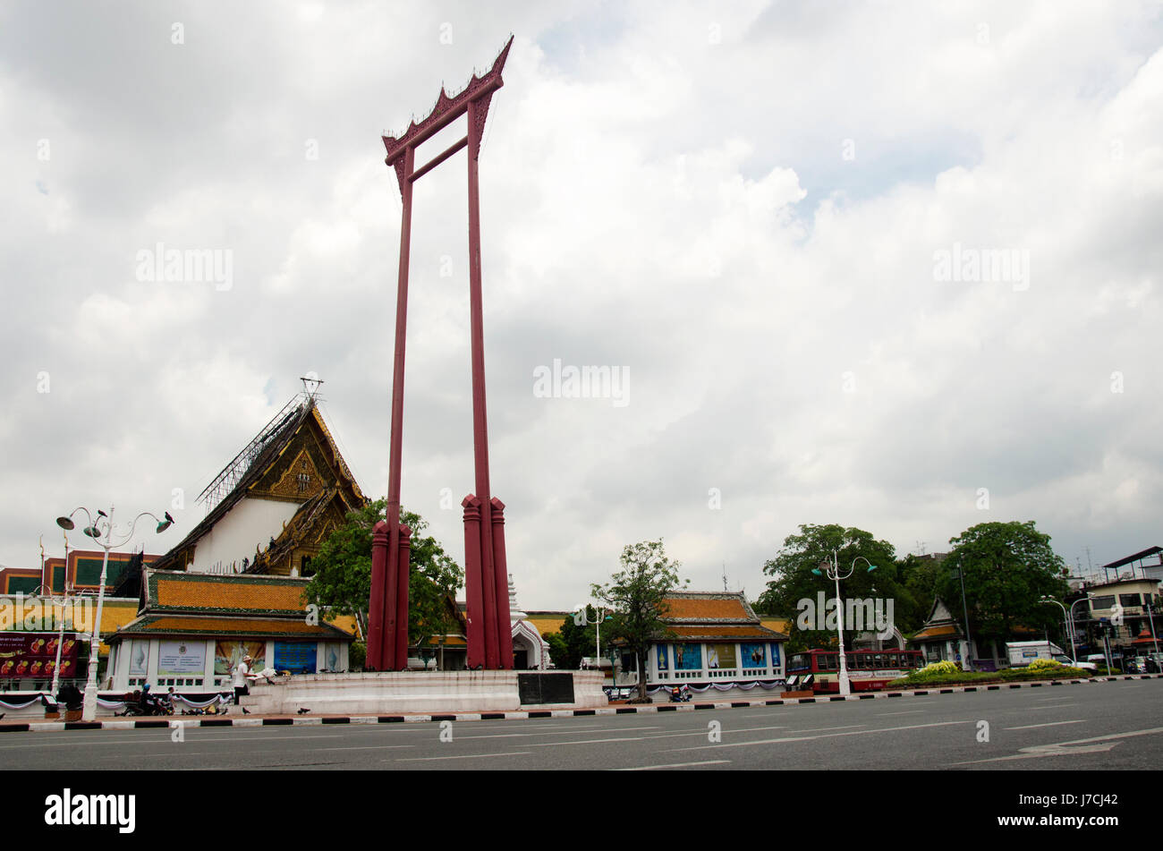 Columpio gigante o Sao Chingcha es una estructura religiosa en Phra Nakhon situado delante de Wat Suthat Thepphaararam y vial en Mayo 11, 2017 A Foto de stock