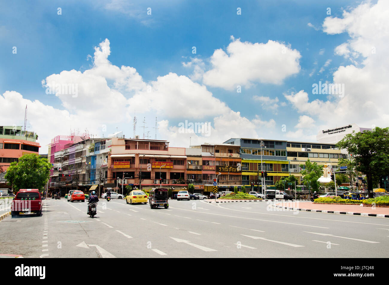 El pueblo tailandés y cabalgando sobre conducción Bamrung Mueang Road, cerca de columpio gigante o Sao Chingcha y Wat Suthat Thepphaararam con vial el 11 de mayo, 2017 Foto de stock