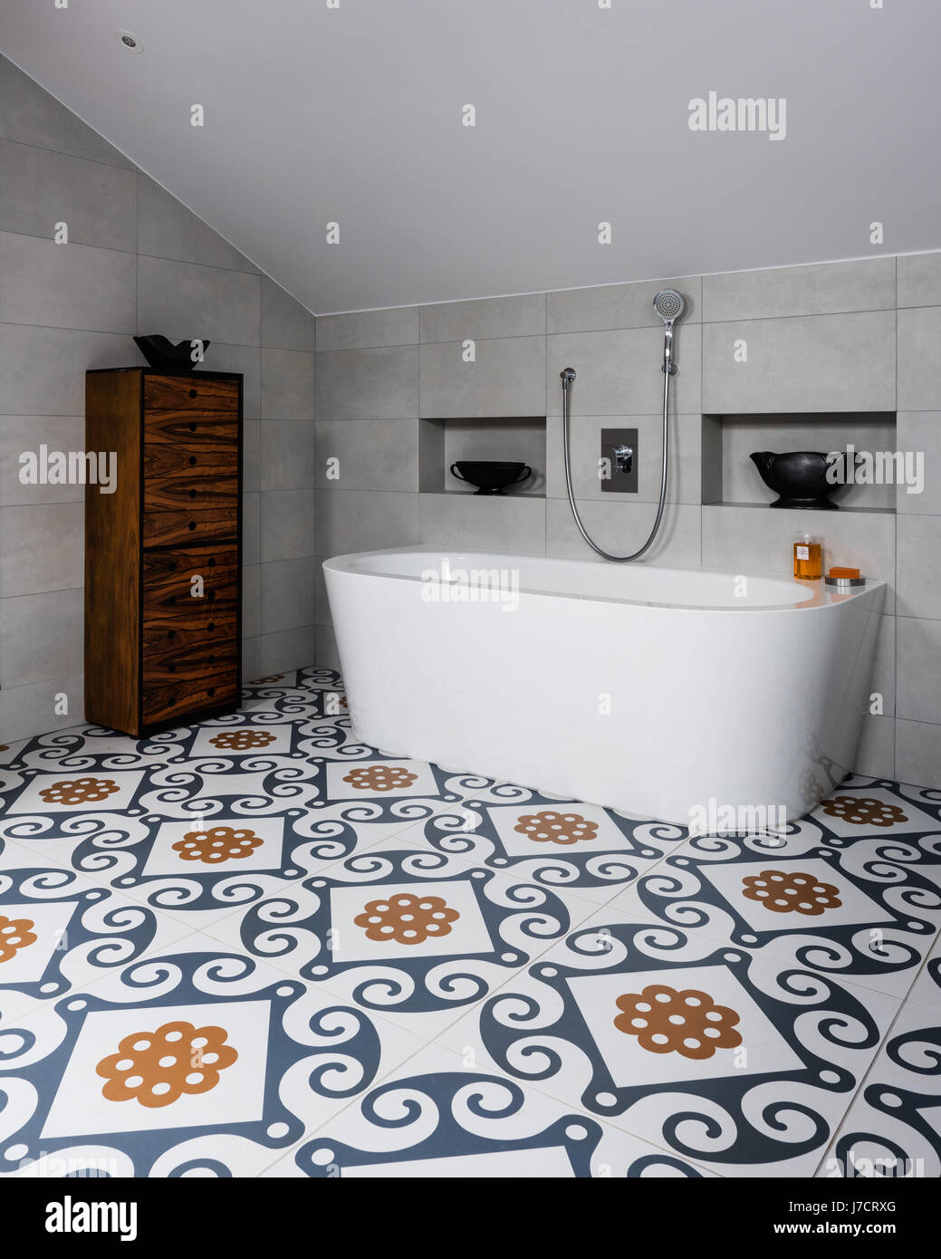 Cajones de madera un baño moderno y espectacular, mayólicas, azulejos del  piso Fotografía de stock - Alamy