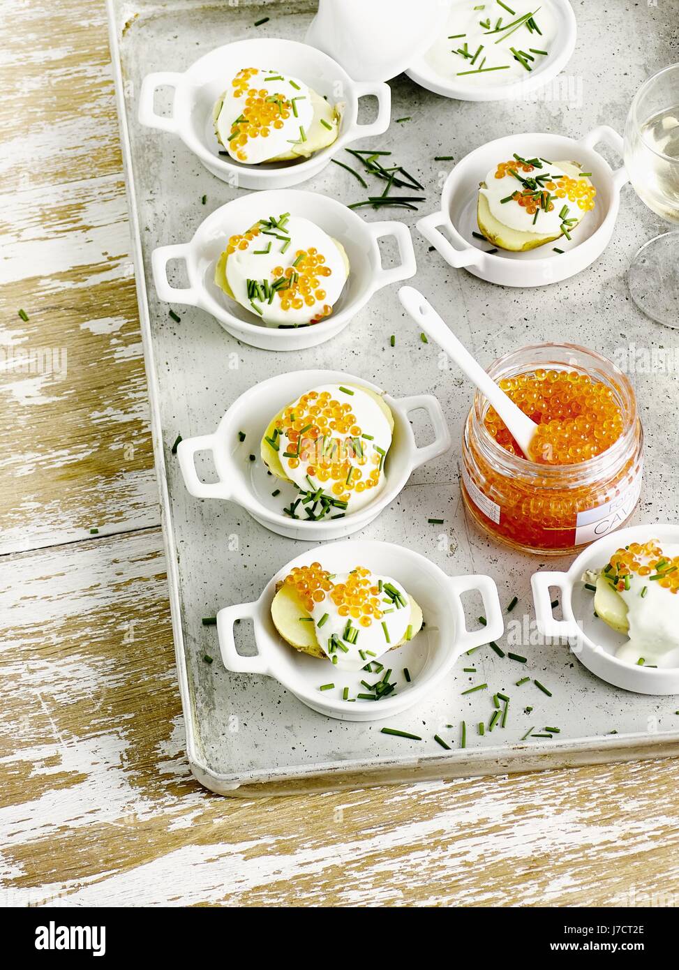 Las nuevas papas con limón crema fraîche y el caviar de wasabi Fotografía de stock Alamy
