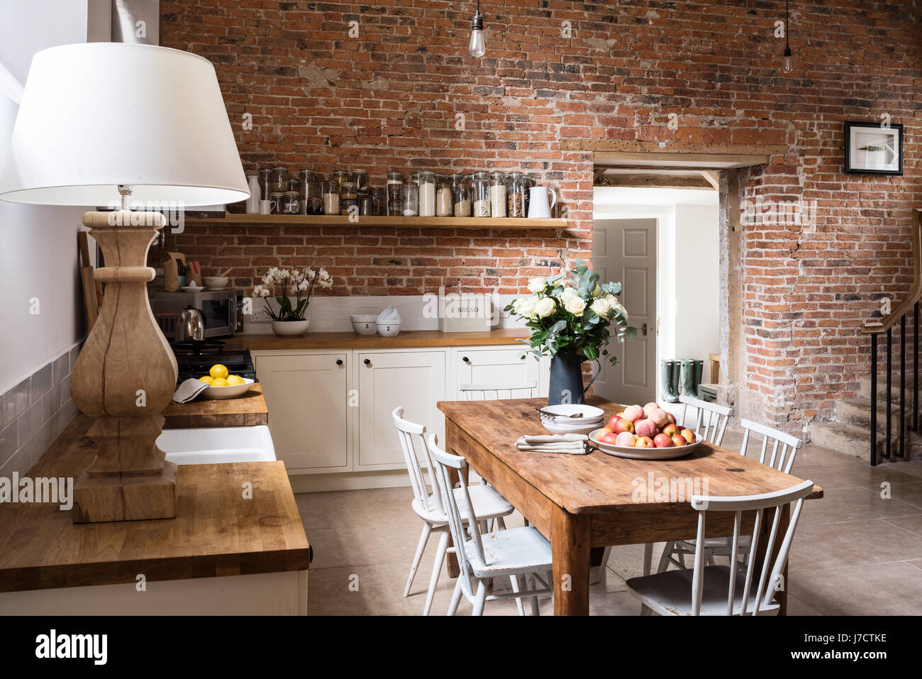 Paredes de ladrillos expuestos en sensación contemporánea cocina con