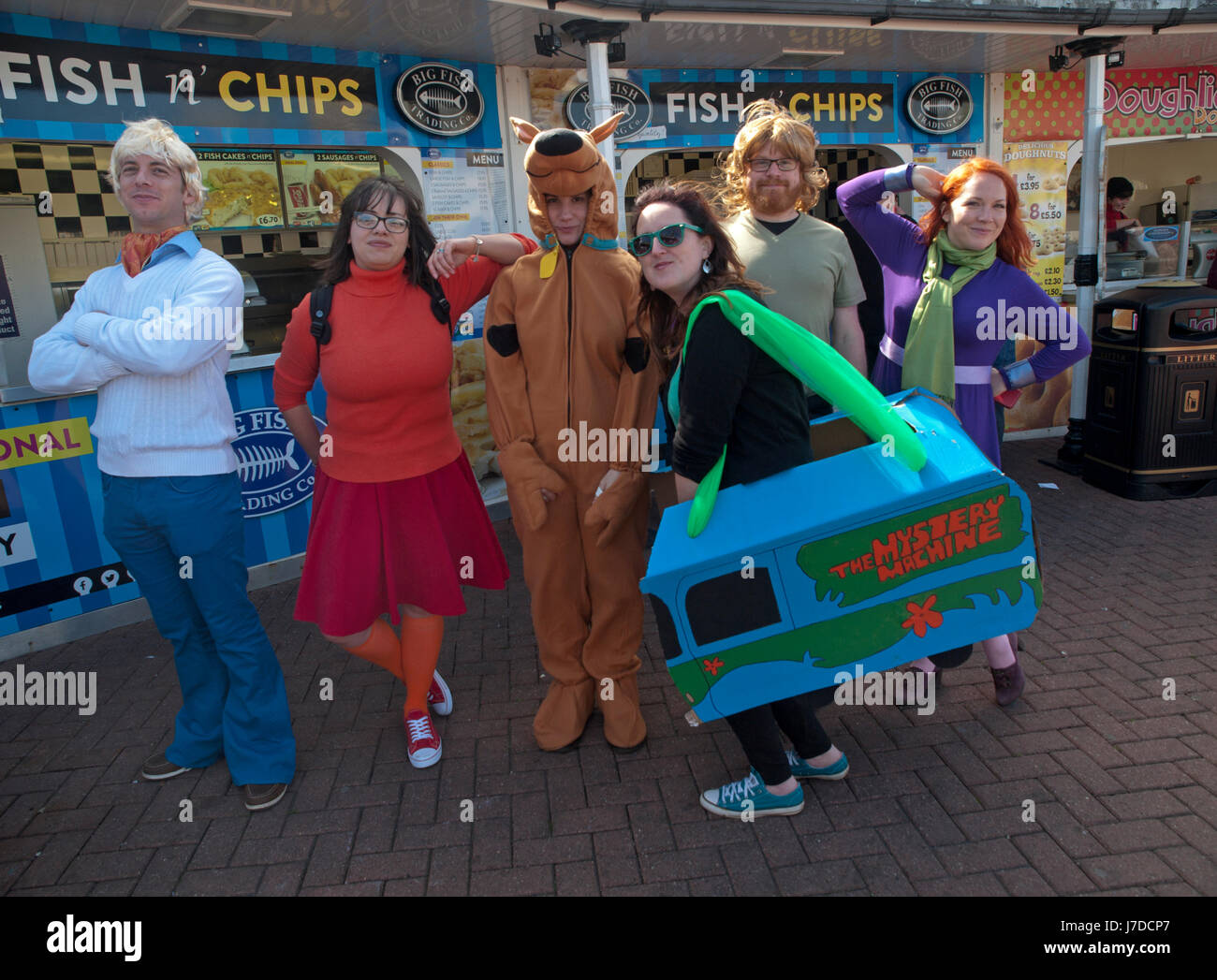 Para un viaje a Brighton, un grupo de amigos se visten como los personajes  de Scooby-Doo Fotografía de stock - Alamy
