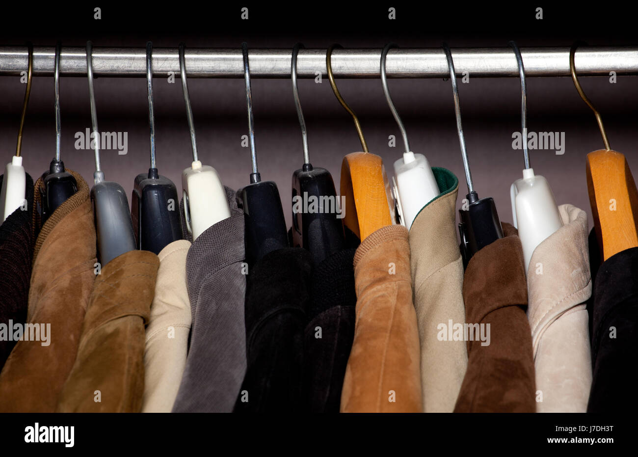 Closeup colgador de ropa ropa colgando de rack cuelgue armario