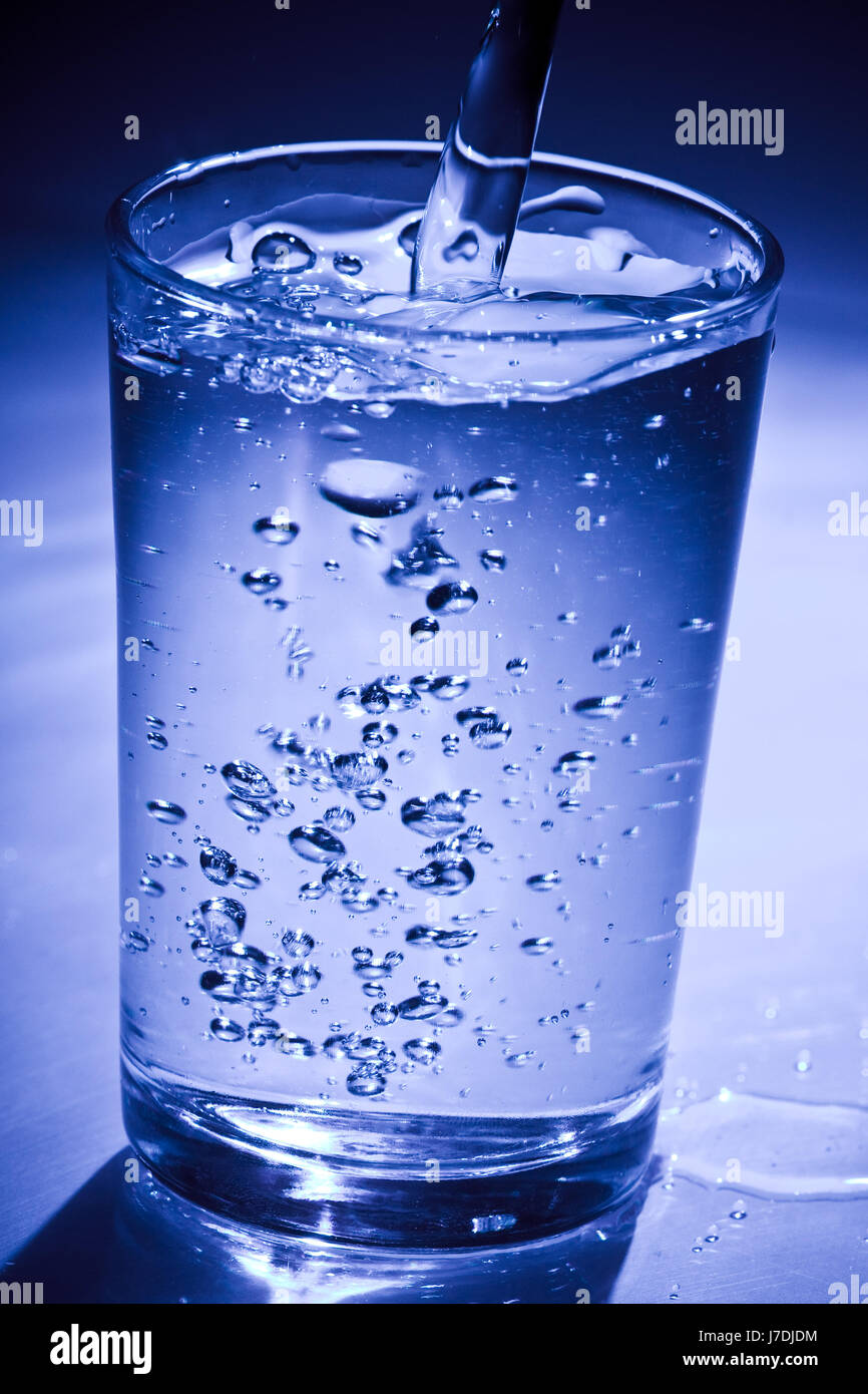 Vaso de agua con burbujas Fotografía de stock - Alamy
