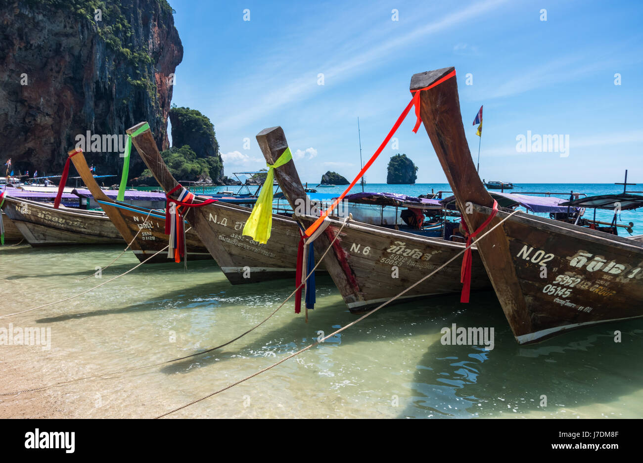 Barcos de cola larga en la playa de Phra Nang, Railay, Krabi, Tailandia Foto de stock