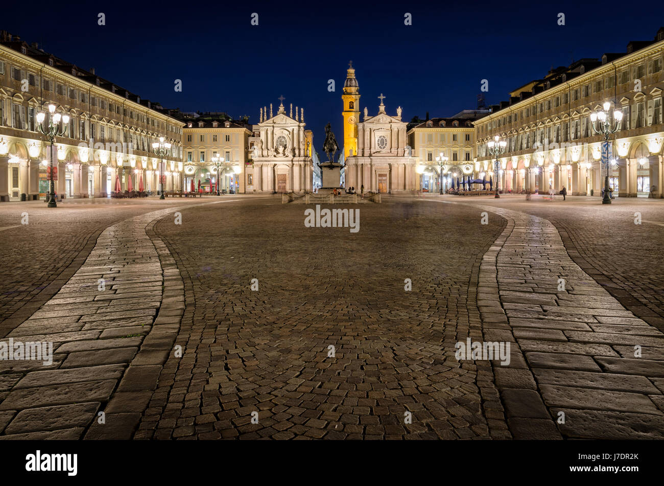 Torino Piazza San Carlo, con sus elegantes edificios de noche Foto de stock