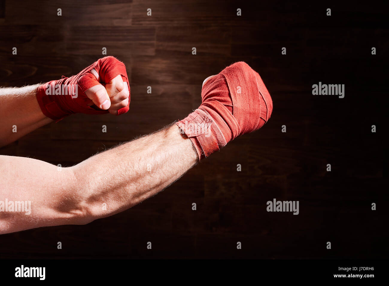 Hombre deportivas envolver sus manos con guantes de boxeo y vendaje sobre  la plancha de madera Fotografía de stock - Alamy