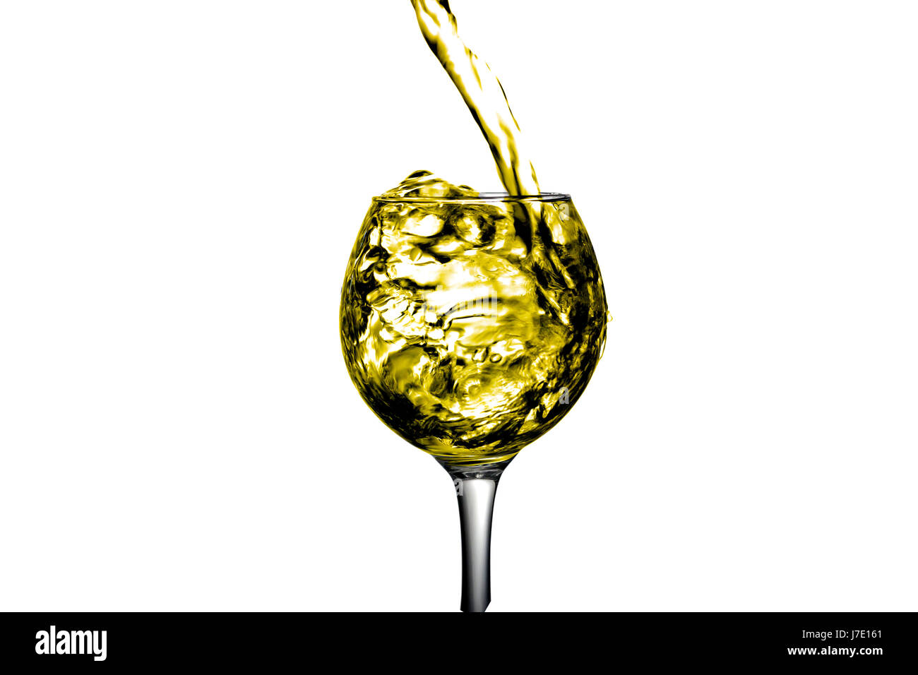 Vino blanco seco es vertida en un vaso Foto de stock
