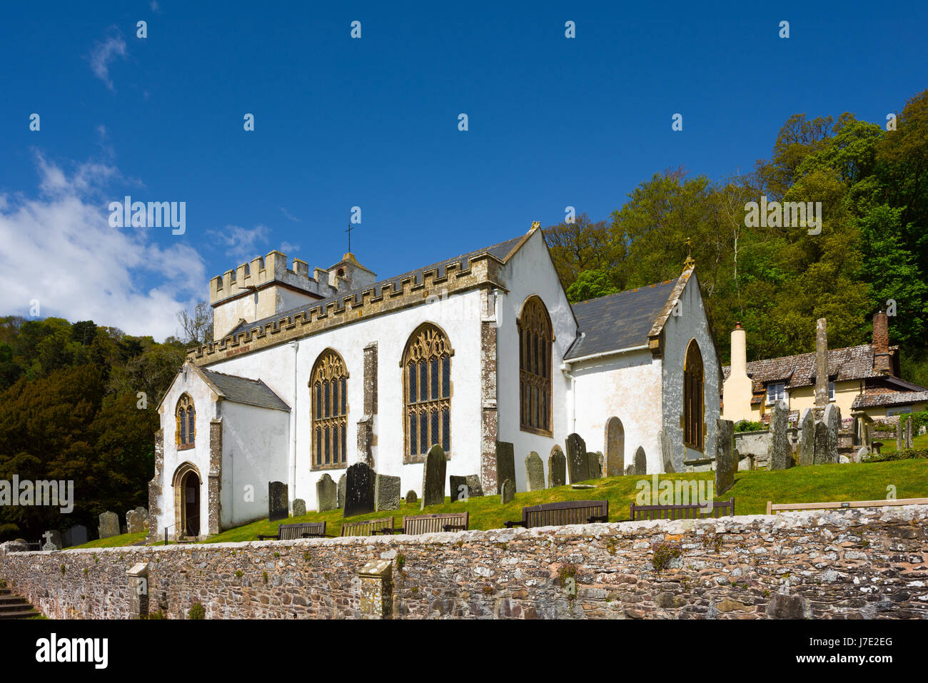 La iglesia de Todos los Santos en Selworthy village en Exmoor National Park, Somerset, Inglaterra. Foto de stock