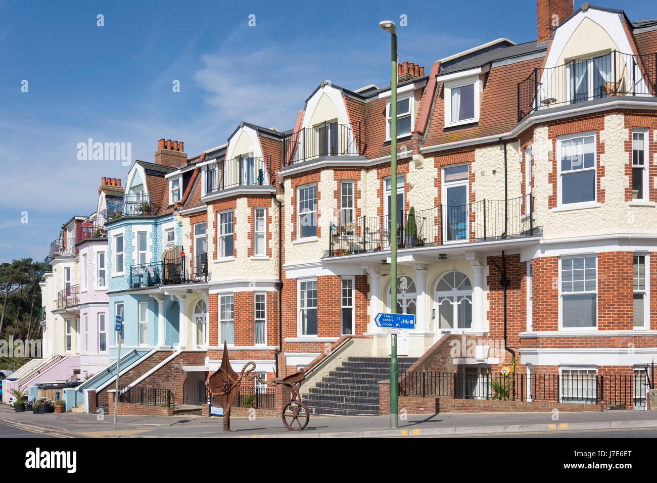 Período terraza casas sobre el mar, Undercliff Road, Boscombe, Bournemouth, Dorset, Inglaterra, Reino Unido Foto de stock