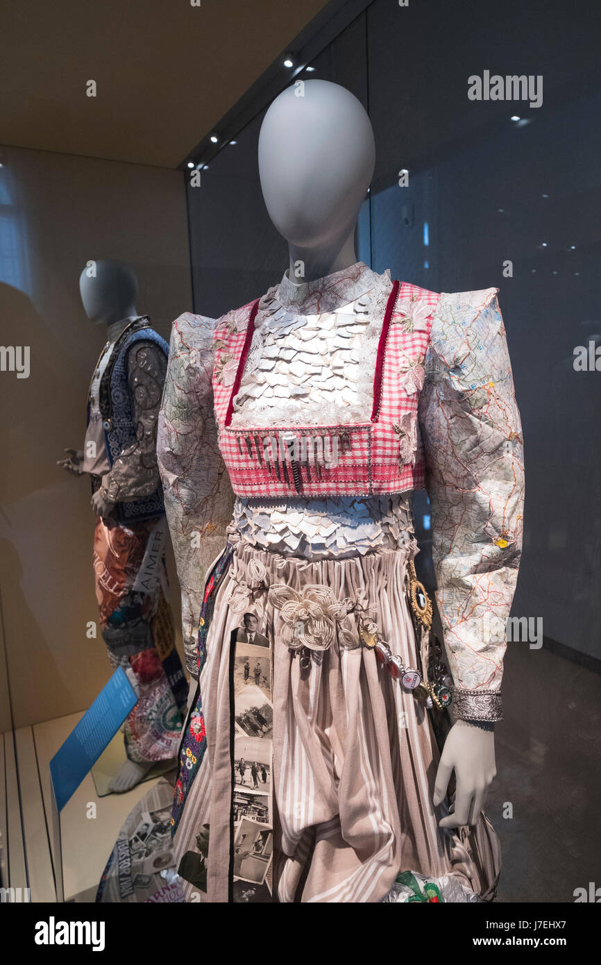 Visualización de la mujer trajes de fantasía el Museo de Culturas Europeas en Dahlem, Berlin, Alemania Foto de stock