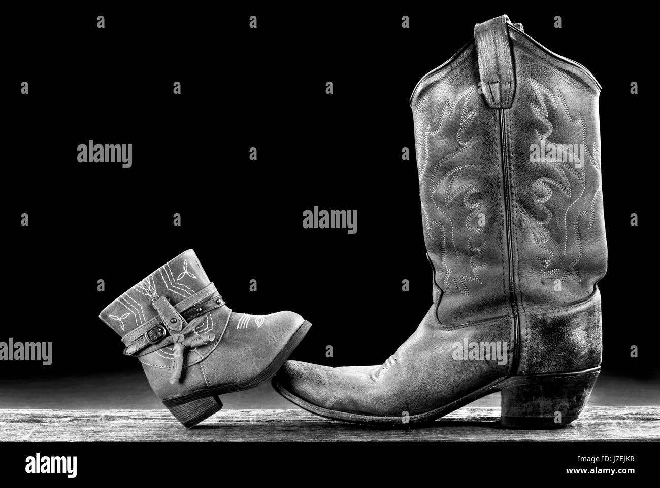 Bebé bota de vaquero/Cowgirl y Daddy bota de vaquero con espacio para su  tipo en blanco y negro Fotografía de stock - Alamy