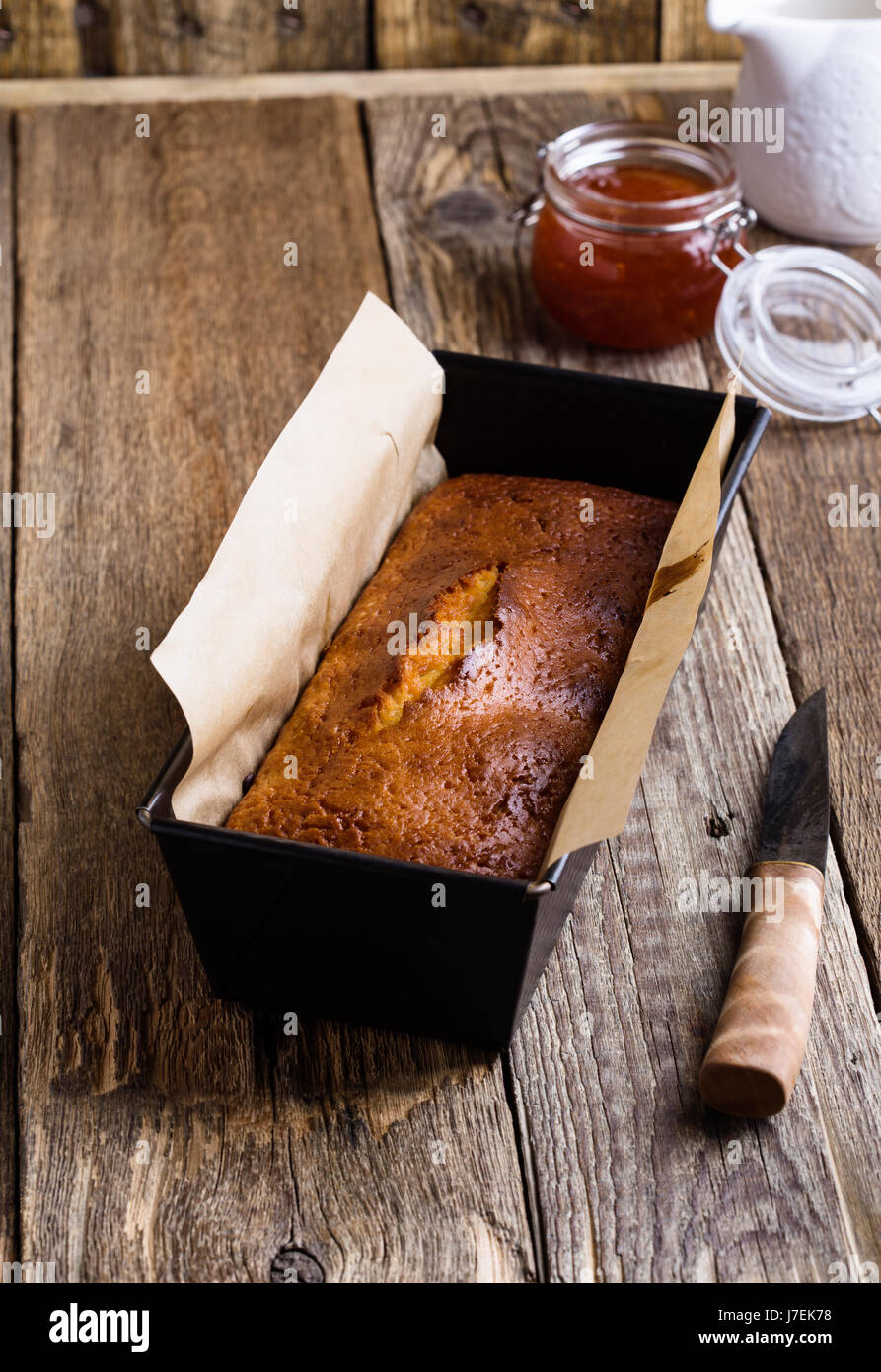 Bizcocho casero en un molde para horno listo para comer en la mesa de  madera rústica Fotografía de stock - Alamy