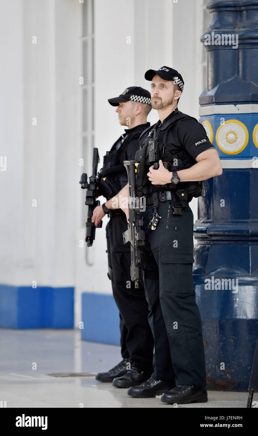 Brighton, Reino Unido. El 24 de mayo, 2017. La policía armada en la explanada de la estación de tren de Brighton esta noche en hora punta como parte de un aumento de la seguridad a lo largo de Bretaña debido al ataque terrorista de Manchester Credit: Simon Dack/Alamy Live News Foto de stock