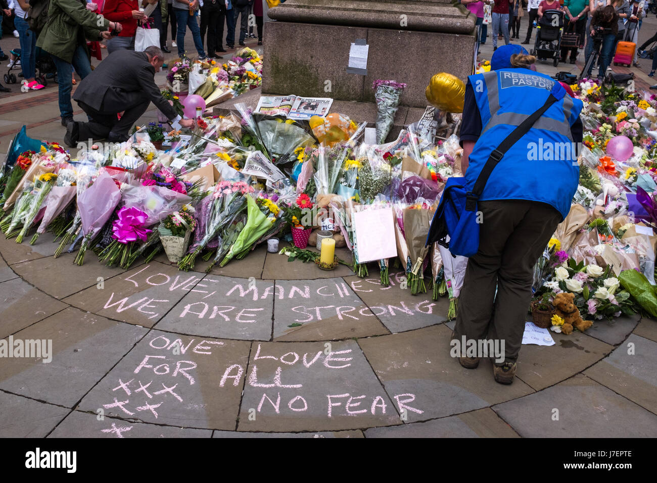 Manchester ataque terrorista. Manchester, Inglaterra, 24 de mayo de 2017. La gente poner flores en un monumento en Santa Annes Square, el centro de la ciudad de Manchester tras el ataque terrorista en Manchester Arena después de un concierto a cargo de la artista estadounidense Ariana Grande. Foto: Ian Walker / Alamy Live News Foto de stock