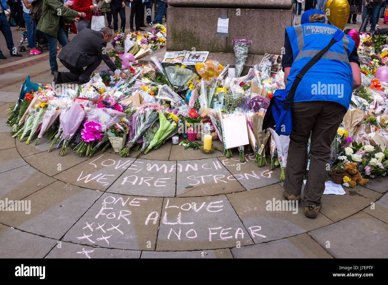 Manchester ataque terrorista. Manchester, Inglaterra, 24 de mayo de 2017. La gente poner flores en un monumento en Santa Annes Square, el centro de la ciudad de Manchester tras el ataque terrorista en Manchester Arena después de un concierto a cargo de la artista estadounidense Ariana Grande. Foto: Ian Walker / Alamy Live News Foto de stock