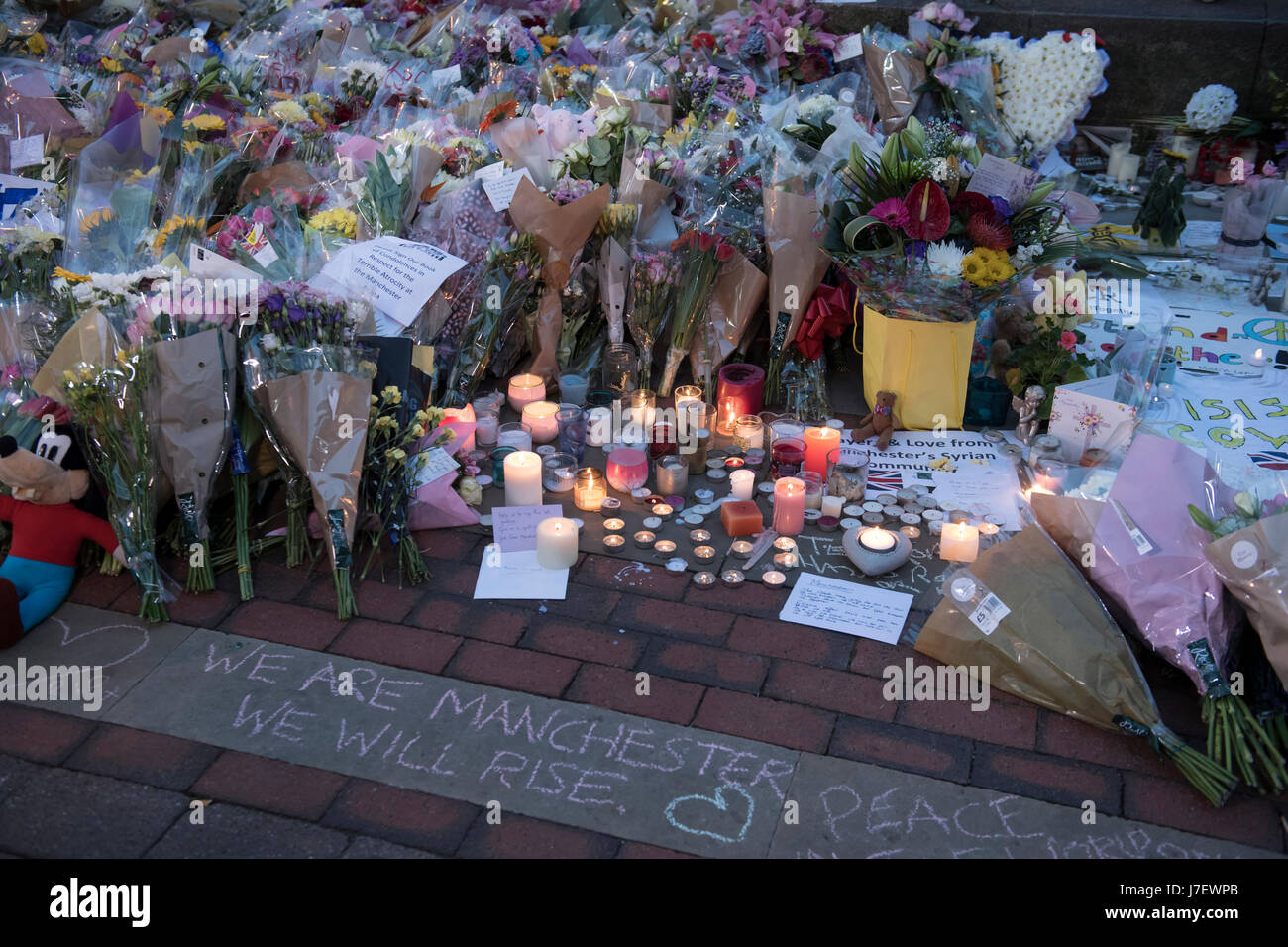 Homenaje floral al atentado terrorista del concierto Ariana Grande del Manchester Arena el 22nd de mayo de 2017. Plaza de Santa Ana, Manchester, Reino Unido Foto de stock