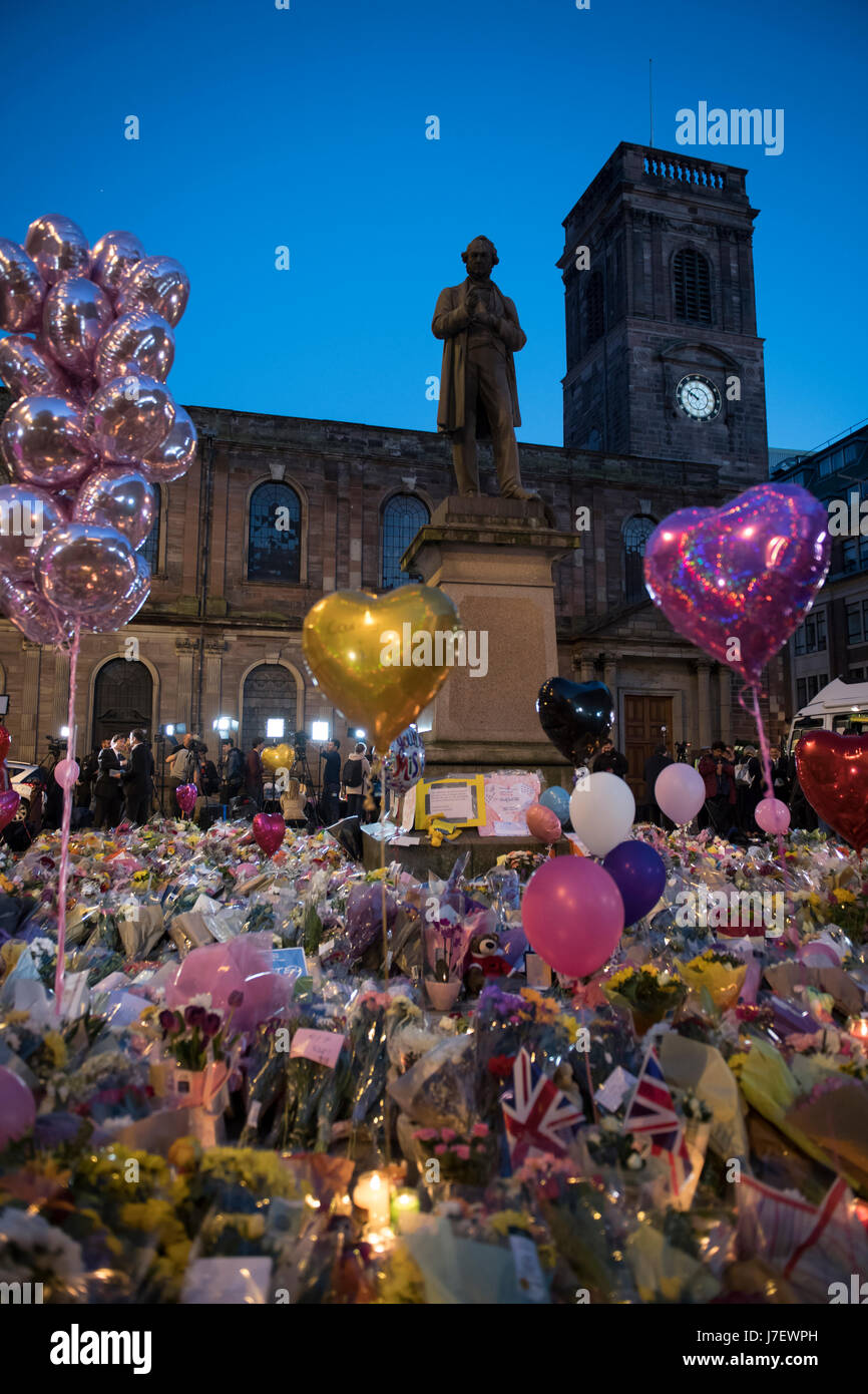Homenaje floral al atentado terrorista del concierto Ariana Grande del Manchester Arena el 22nd de mayo de 2017. Plaza de Santa Ana, Manchester, Reino Unido Foto de stock