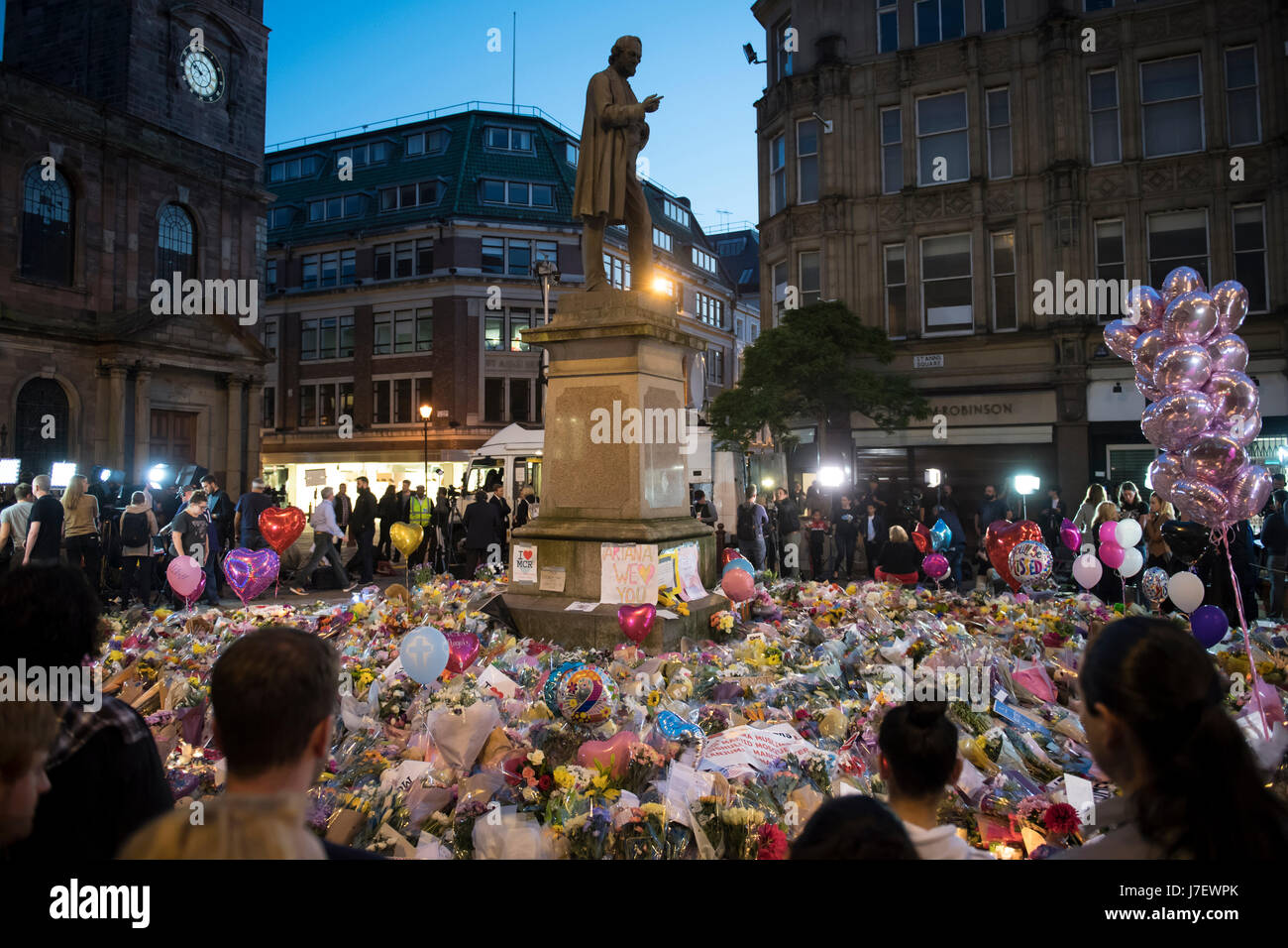 Homenaje floral al atentado terrorista del concierto Ariana Grande del Manchester Arena el 22nd de mayo de 2017. Plaza de Santa Ana, Manchester, Reino Unido Foto de stock