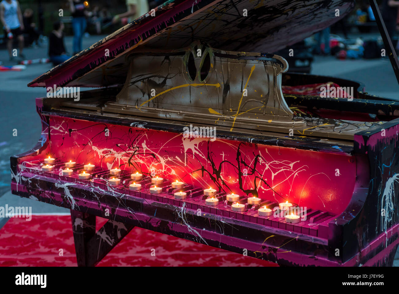 Nueva York, Estados Unidos, 24 de mayo de 2014 - silent Piano, una candlelight memorial por las víctimas del atentado terrorista de Manchester, por Daniel Leviyev,en el parque Washington Square ©Stacy Walsh Rosenstock/Alamy Foto de stock