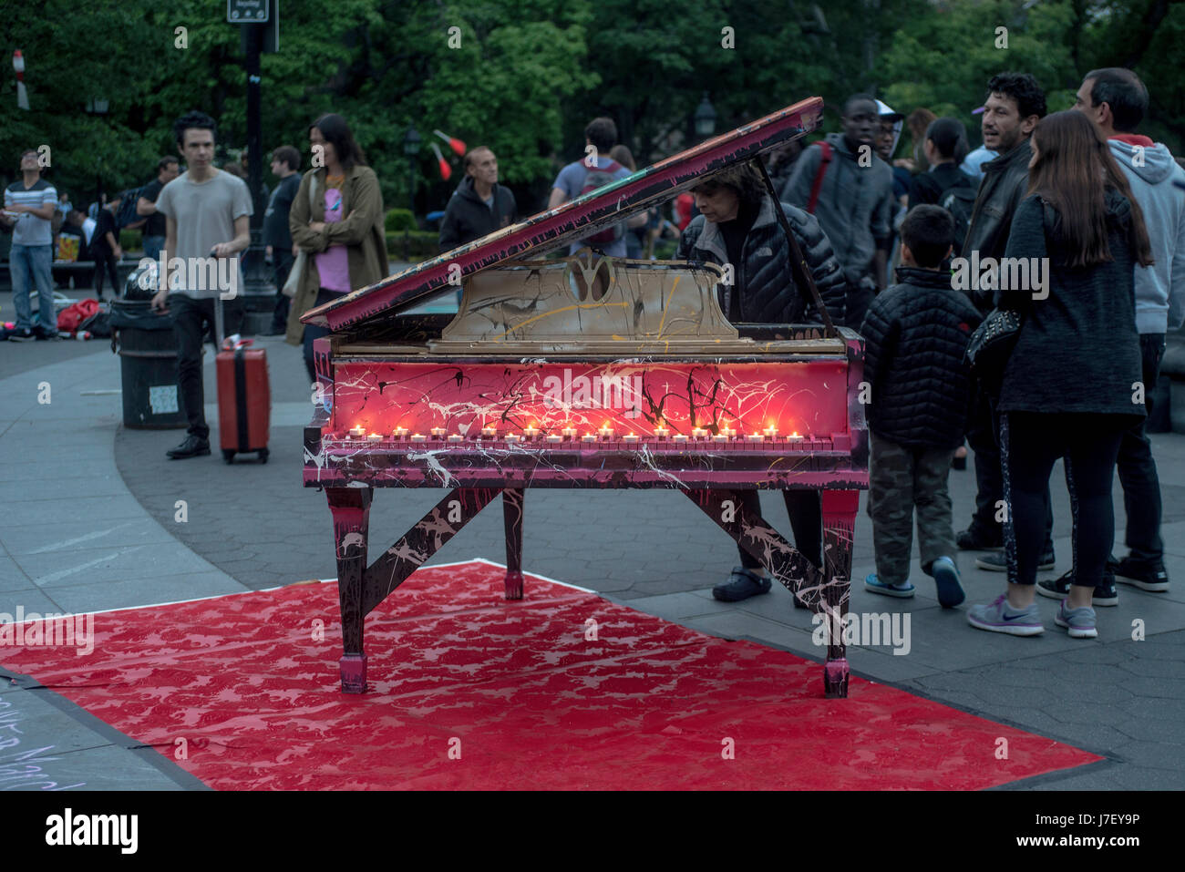 Nueva York, Estados Unidos, 24 de mayo de 2014 - silent Piano, una candlelight memorial por las víctimas del atentado terrorista de Manchester, por Daniel Leviyev,en el parque Washington Square ©Stacy Walsh Rosenstock/Alamy Foto de stock