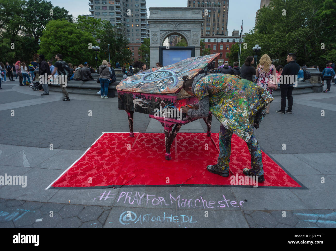 Nueva York, Estados Unidos, 24 de mayo de 2014 - silent Piano, una candlelight memorial por las víctimas del atentado terrorista de Manchester, por Daniel Leviyev,en el parque Washington Square ©Stacy Walsh Rosenstock/Alamy Foto de stock