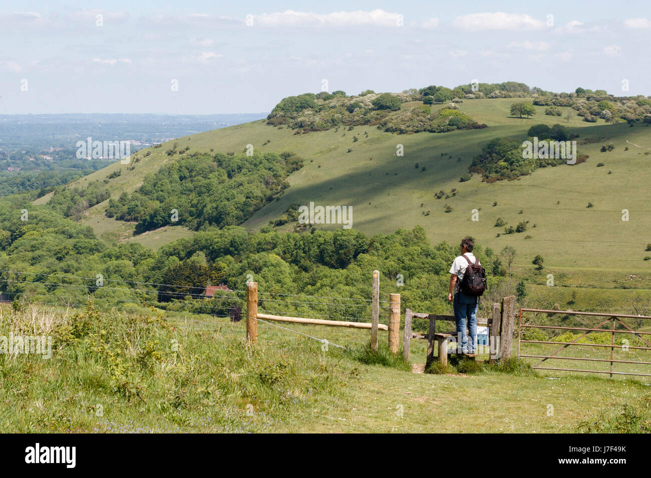 Devils Dyke, Reino Unido. 25 de mayo de 2017. El clima del Reino Unido. Ramblers disfrutar la vista desde los Diablos Dyke en un hermoso día soleado en Sussex, UK Credit: Ed Brown/Alamy Live News Foto de stock