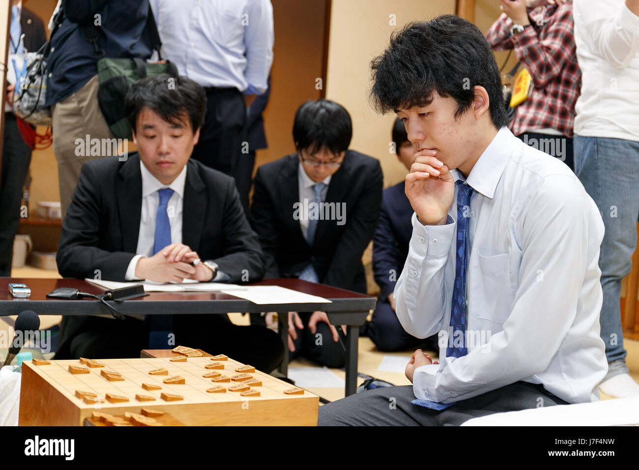 Sota Fujii gana el shogi partido contra Seiya Kondo el 30º Torneo Ryuuou el 25 de mayo 2017, Tokio, Japón. Fujii, el más joven jugador profesional en Japón,